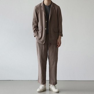 Как носить футболку с круглым вырезом с костюмом