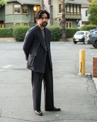 Как носить футболку с круглым вырезом с костюмом