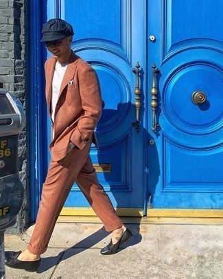 Как носить футболку с круглым вырезом с костюмом