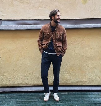 Как носить футболку с круглым вырезом с майкой мужчине