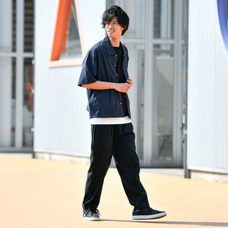 Как носить футболку с круглым вырезом с майкой мужчине