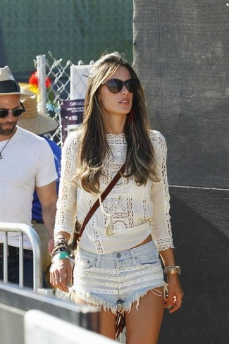 С чем носить свитер с круглым вырезом крючком женщине