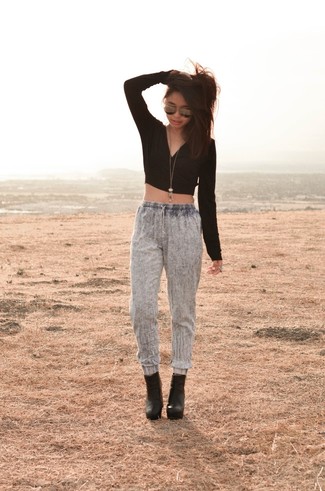 Как носить короткий свитер с ботильонами