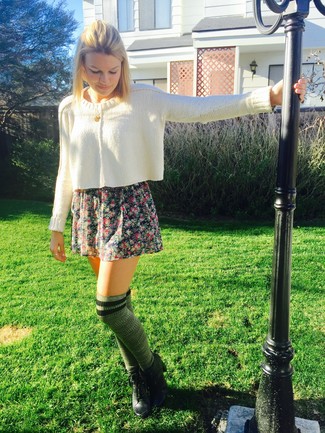 Как носить короткий свитер с ботильонами