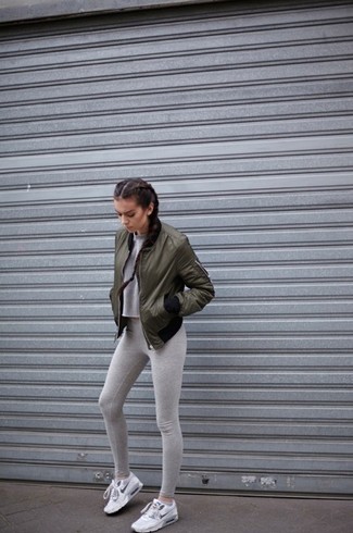 Как носить короткий свитер с бомбером