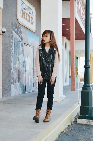 Как носить короткий свитер с узкими брюками