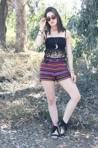 Как носить укороченный топ с сандалиями на плоской подошве