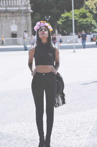 Как носить укороченный топ с леггинсами