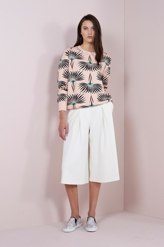 Как носить брюки-кюлоты с слипонами