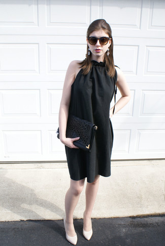 С чем носить кожаный клатч с вырезом