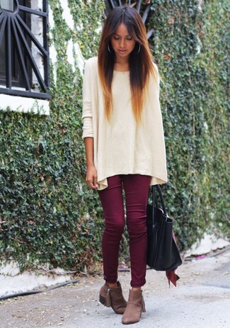 Какие свободные свитера носить с темно-коричневыми ботильонами