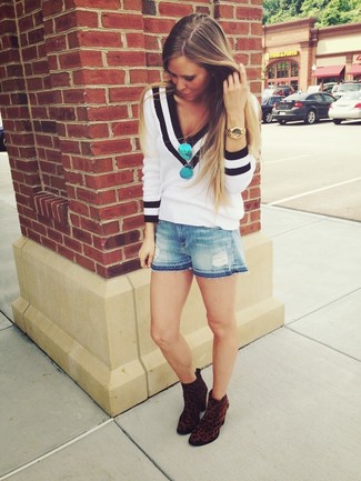 Какие шорты носить с темно-коричневыми ботильонами