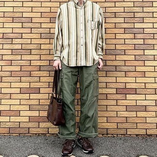 Какие брюки карго носить с темно-коричневыми кроссовками