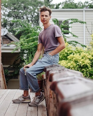 Какие джинсы носить с темно-коричневыми кроссовками мужчине