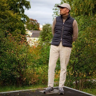 Какие водолазки носить с темно-коричневыми кроссовками мужчине