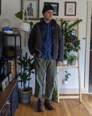 Какие свитера на молнии носить с темно-коричневыми кроссовками мужчине