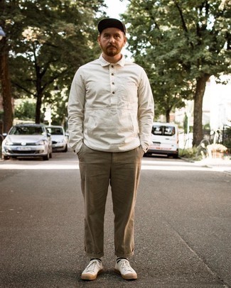 С чем носить темно-коричневую бейсболку мужчине