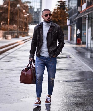 Как носить темно-коричневую косуху с синими джинсами мужчине