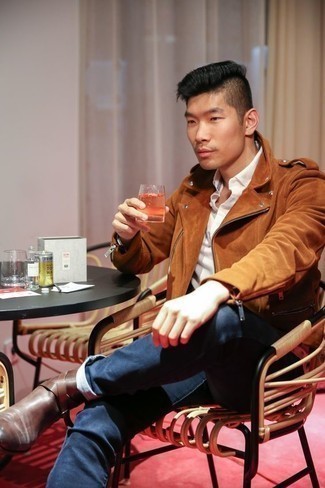 Как носить темно-коричневую косуху с синими джинсами мужчине