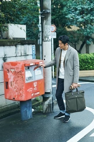 Какие кроссовки носить с темно-коричневым пиджаком мужчине