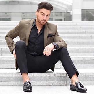 Как носить темно-коричневый пиджак с черными кожаными лоферами мужчине