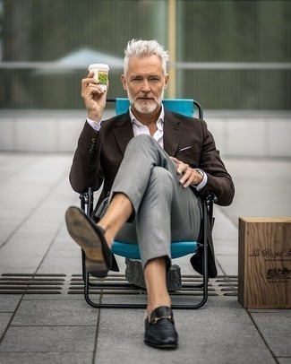 Как носить темно-коричневый пиджак с черными кожаными лоферами мужчине