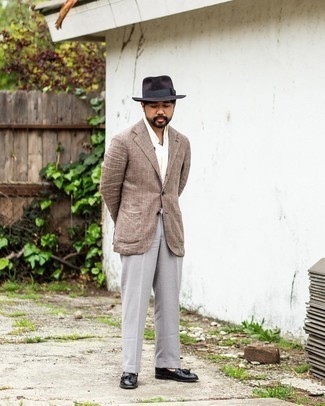 Как носить темно-коричневый пиджак с черными кожаными лоферами мужчине