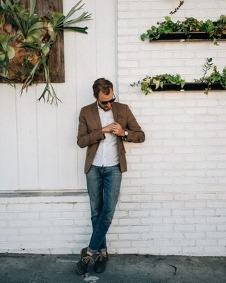 Как носить темно-коричневый пиджак с синими джинсами мужчине