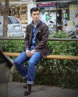 Как носить темно-коричневый пиджак с синими джинсами мужчине