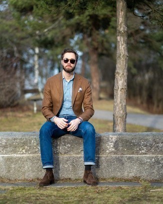 Как носить темно-коричневый пиджак с синими джинсами мужчине