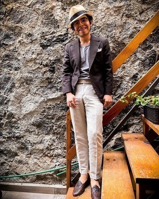 Как носить темно-коричневый пиджак с коричневыми кожаными лоферами мужчине