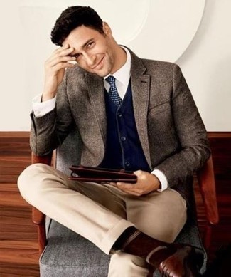 Какие кардиганы носить с темно-коричневым пиджаком мужчине