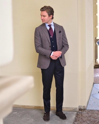 Какие кардиганы носить с темно-коричневым пиджаком мужчине