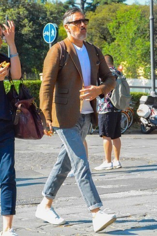 Как носить темно-коричневый пиджак с темно-серыми джинсами мужчине