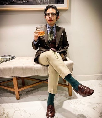 Какие брюки чинос носить с темно-коричневым пиджаком