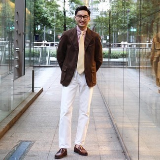 Какие брюки чинос носить с темно-коричневым пиджаком