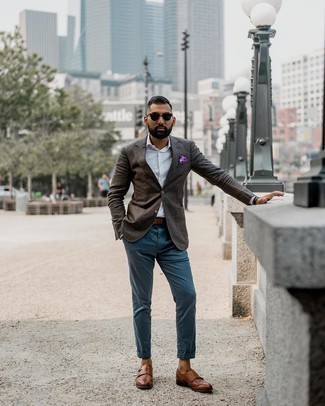 Какие брюки чинос носить с темно-коричневым пиджаком