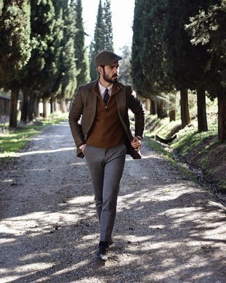 Какие брюки чинос носить с темно-коричневым пиджаком