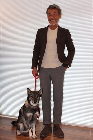 Какие свитера с круглым вырезом носить с темно-коричневым пиджаком мужчине