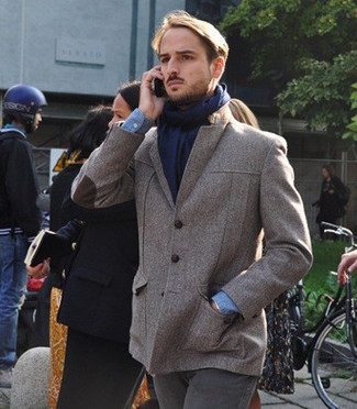 Как носить темно-коричневый пиджак с серыми джинсами мужчине