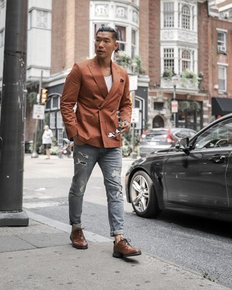 Как носить темно-коричневый пиджак с серыми джинсами мужчине