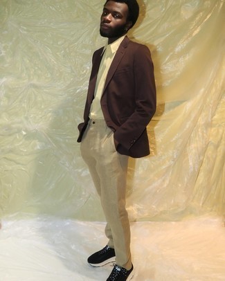 Как носить темно-коричневый пиджак с светло-коричневыми брюками чинос