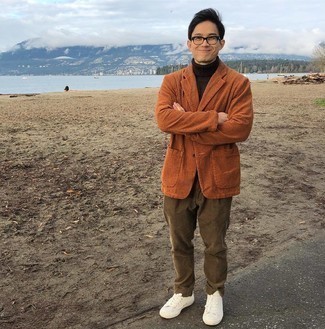 Какие низкие кеды носить с темно-коричневым пиджаком мужчине