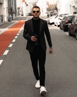 Какие низкие кеды носить с темно-коричневым пиджаком мужчине