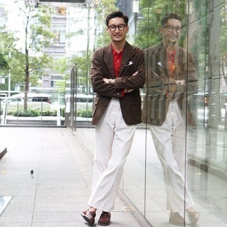 Какие футболки-поло носить с темно-коричневым пиджаком мужчине