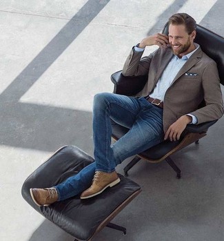 Какие зауженные джинсы носить с темно-коричневым пиджаком мужчине