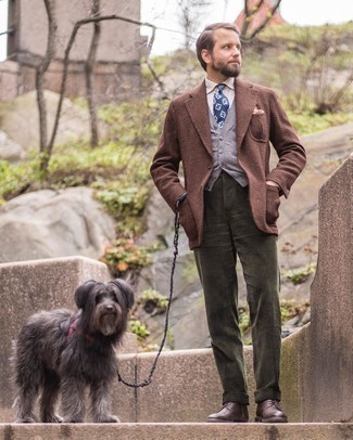 Какие трикотажные жилеты носить с темно-коричневым пиджаком мужчине