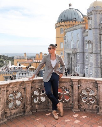 Какие майки носить с темно-коричневым пиджаком мужчине