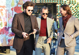 Какие водолазки носить с темно-коричневым пиджаком мужчине