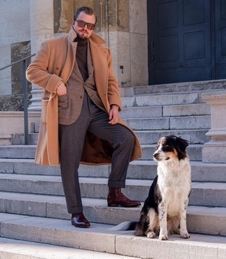 Какие водолазки носить с темно-коричневым пиджаком мужчине